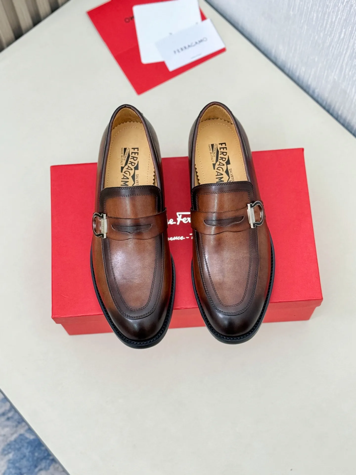 [Ferragamo] P: 560💰 Number of yards: 38~44 (45 orders are non-returnable) Ferragam's new men's formal leather shoes, the fabric is made of imported cowhide, with visible texture, heavy-duty stitching, dyed calfskin inside, standard logo cowhide feet, big-name experience, soft and comfortable on the feet, a men's favorite, special non-slip and wear-resistant rubber soles, easy to handle various occasions, with original box packaging!